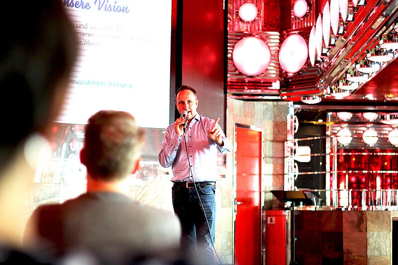 Vertriebsleiter Arik Vollmer stellt sich an Bord der Costa Deliziosa den Fragen der Expedienten.