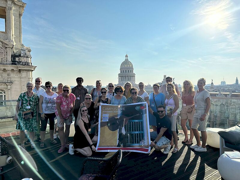 Die Bienvenido-Tour 1 und ihr Gruppenbild in Havanna