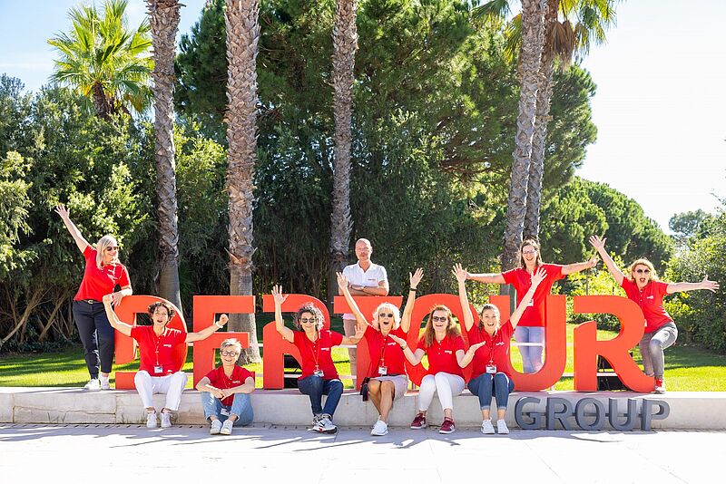 Voller Vorfreude: ein Teil des Dertour-Teams mit Nils Casmir, Director Sales (Mitte). Foto: Dertour Group/David Vasicek