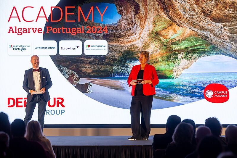 Nils Casmir und Uta Martens, Senior Vice President Sales, beim Opening. Foto: Dertour Group/David Vasicek