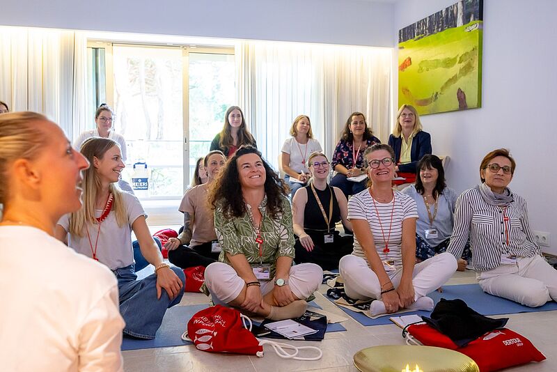 Entspanntes Lernen: ein Workshop als Yoga Class. Foto: Dertour Group/David Vasicek