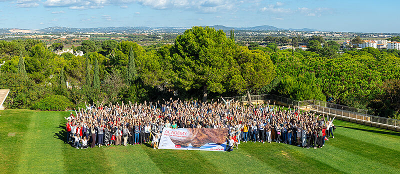 Gruppenfoto: Die Academy-Teilnehmer verabschieden sich von Portugal. Gastgeber der nächsten Dertour Campus Academy ist 2026 Alberta/Kanada. Foto: Dertour Group/David Vasicek