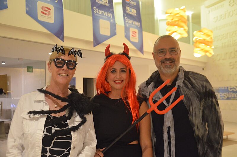 Auf zur Halloween-Feier: Geschäftsführer Koray Cavdir mit Bettina Hertler (Spelldorfer Reisebüro, Mülheim) und Melek Demir (Magic Tours, Dinslaken)