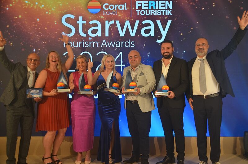 Die Preisträger auf der Bühne: Ender Karadag und Koray Cavdir umrahmen Susanne Kosak (Beste Agentur Austria), Atiye Camyesil-Kurudayana (Beste Newcomerin), Irina Spoge (Goss Reisen, Köln, 2. Platz), Mehmet Kucer (Beste Agentur Benelux) und Gökhan Keser (Keser Reisebüro, Hagen, 3. Platz)
