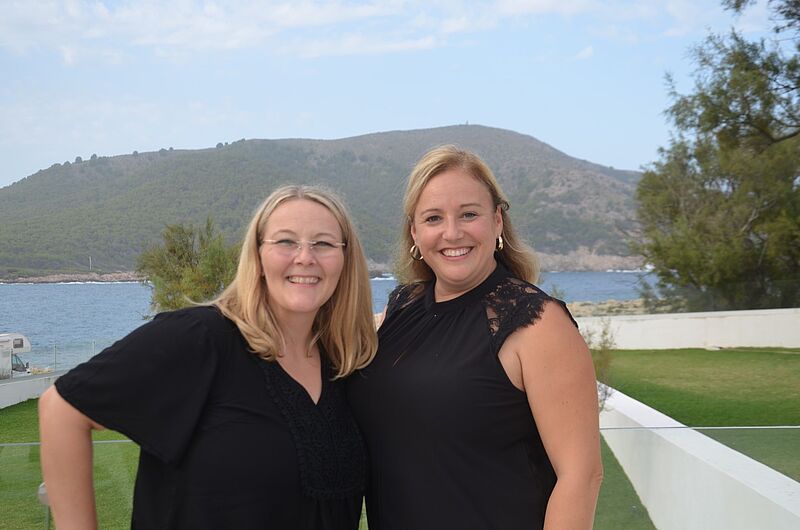 Besichtigen das Hotel THB Cala Lliteras: Yvonne Schulz (Wolke 7 Touristik, Schwäbisch-Hall) und Svenja Mayer (Sommer-Tours, Backnang)