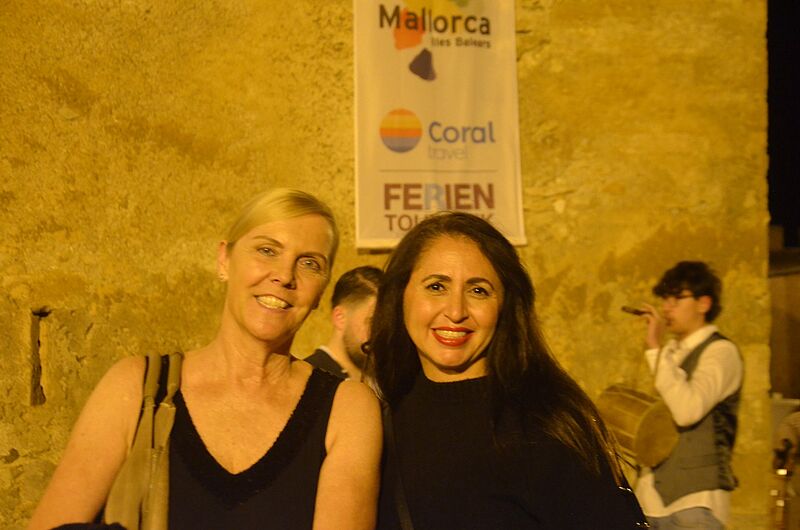 Bettina Hertler (Spelldorfer Reisebüro, Mülheim, li) und Melek Demir (Magic Tours, Dinslaken) freuen sich auf einen schönen Abend