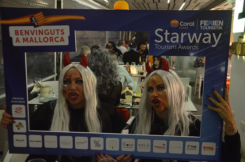 Und zum Abschluss nochmals Halloween-Fotos: zwei teuflische Damen und …