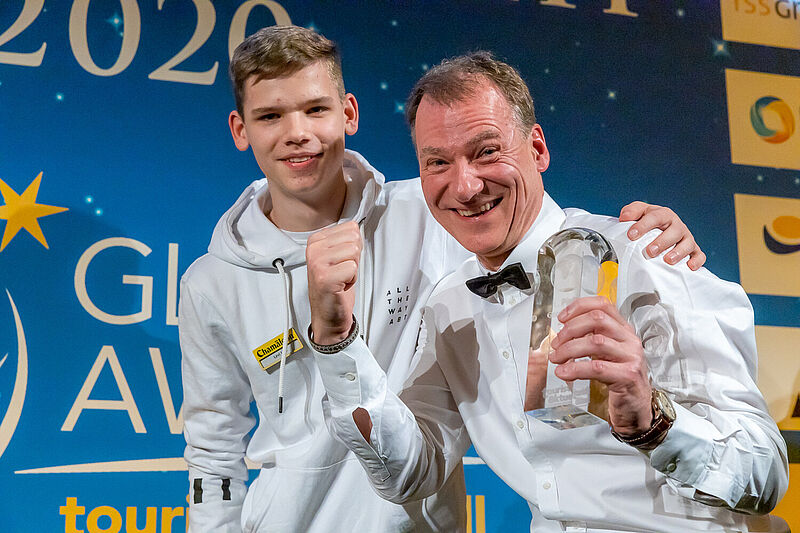 Platz eins für Chamäleon: Inhaber Ingo Lies kam mit seinem Sohn Levi auf die Bühne