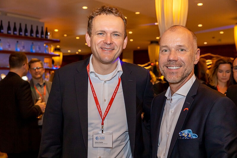 Gallus Haidle von South African Airways (SAA) mit Nils Casmir von DER Touristik (rechts)