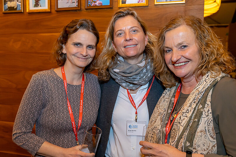 Birgit Bechtle von Sunny Cars (Mitte) mit Rivka Kibel (WDV) und Mona Kronenburg von Travelbasys