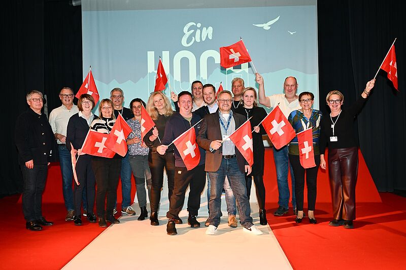 Am Eröffnungsabend werden die Gewinner des Movie-Star-Awards bekannt gegeben: Die Sieger des Verkaufswettbewerbs fahren 2025 mit Ameropa in die Schweiz, vorn rechts Vertriebsleiter Christophe Aßmann. Foto: Alpha Reisebüro Partner/Jörg Puchmüller