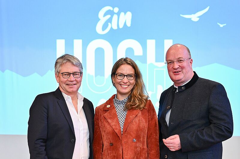 Die Holiday-Land-Geschäftsführer Albin Loidl (links) und Detlef Schroer umrahmen Anja Dammann (Leiterin Partnervertrieb Schauinsland-Reisen).  Foto: Alpha Reisebüro Partner/Jörg Puchmüller