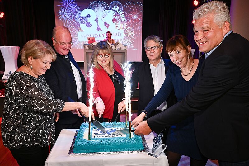 Sind seit 30 Jahren bei Holiday Land: Die Geschäftsführer Detlef Schroer und Albin Loidl ehren Karin Hess (Karlsruhe), Angelika Klöppel (Lüdenscheid), Astrid Stosius (Friedrichsdorf) und Andre Ritscher (Nordhausen). Foto: Alpha Reisebüro Partner/Jörg Puchmüller