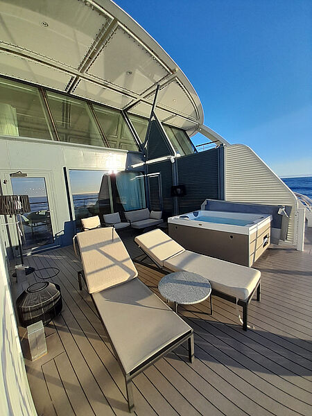 Deren Terrassen verfügen über Sonnenliegen und einen privaten Jacuzzi