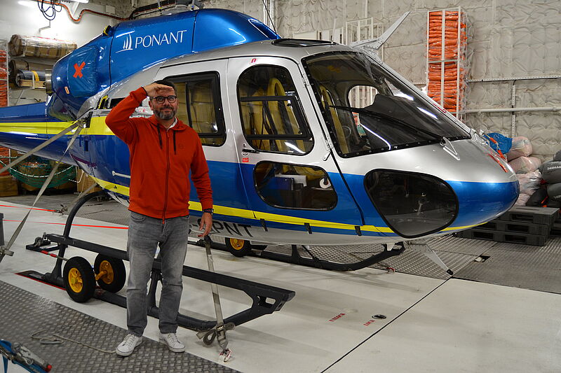 Bei der Schiffsführung durften die Inforeiseteilnehmer – hier Oliver Bürgel – sogar in die Helikopter-Garage