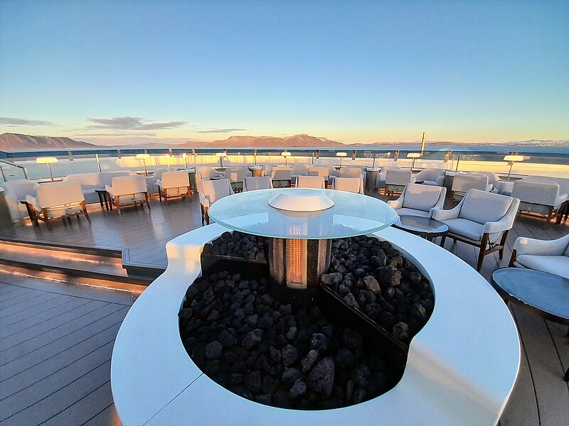 Am Heck ist es dank Feuerstelle und teils beheizten Sitzbänken auch in kalten Regionen gemütlich