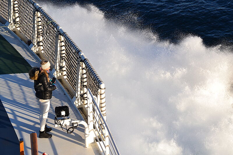 Ganz nah am Meer: Michèle von Känel auf dem Helikopter-Deck am Bug des Eisbrechers