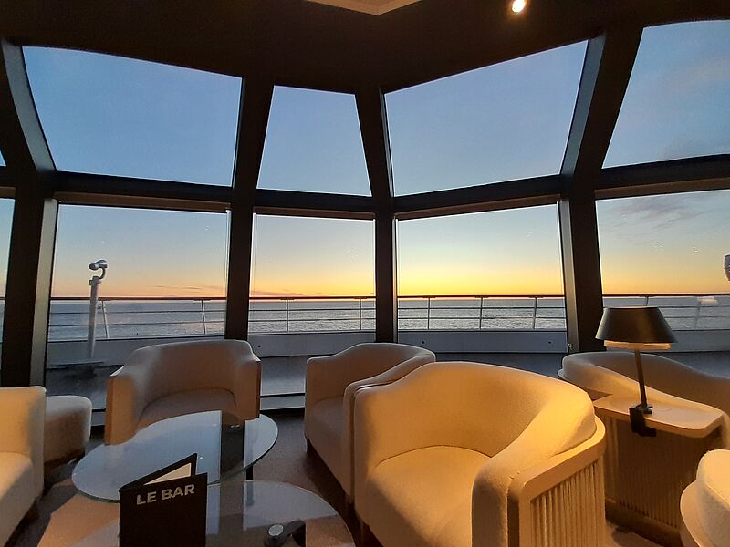 Beste Aussicht bietet auch die gemütliche Observation Lounge über der Brücke