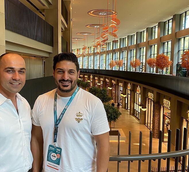 Sinem Duygu Oral von den Corendon Hotels & Resorts (links) mit Hasan Akdemir von Last Minute Reisen 26 in Köln