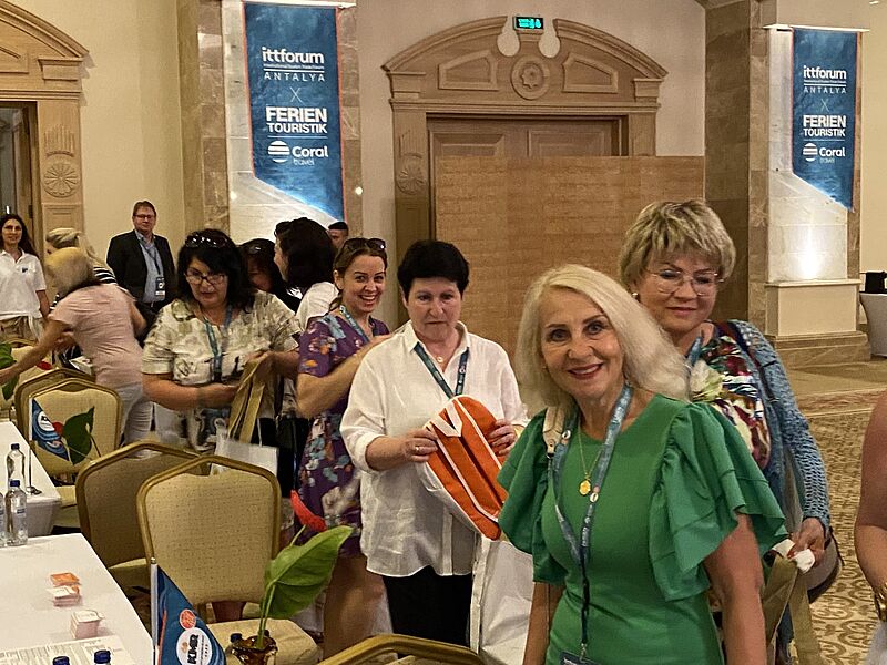 Anbei bei der Reisemesse mit mehr als 40 Hotelpartnern