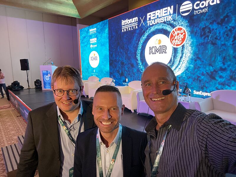 Auftakt zur Podiumsdiskussion (von links): Alexander Dingeldey von der Dualen Hochschule Ravensburg, Ronny Merten von Sun Express und Moderator Matthias Gürtler (touristik aktuell)