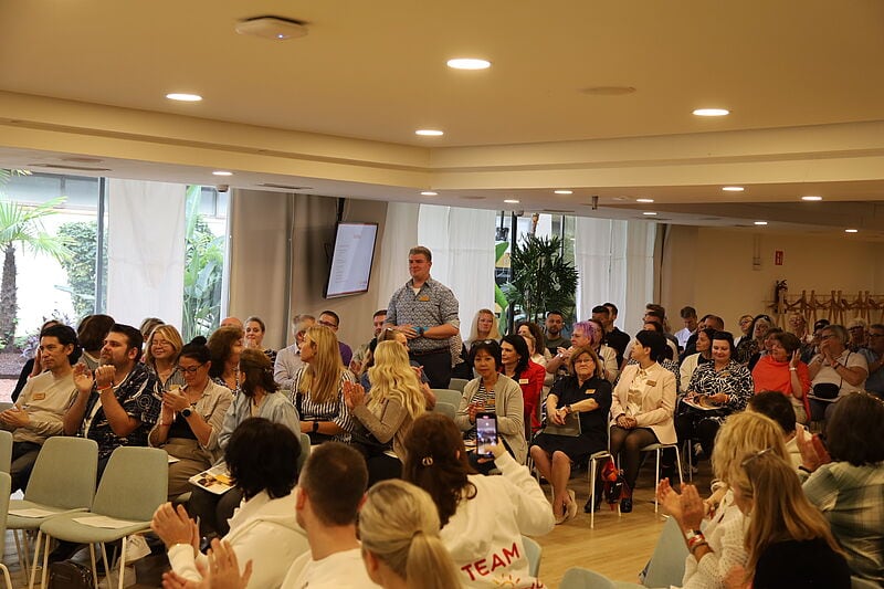 Fragen an die Geschäftsführung – am Mikro Florian Brandt