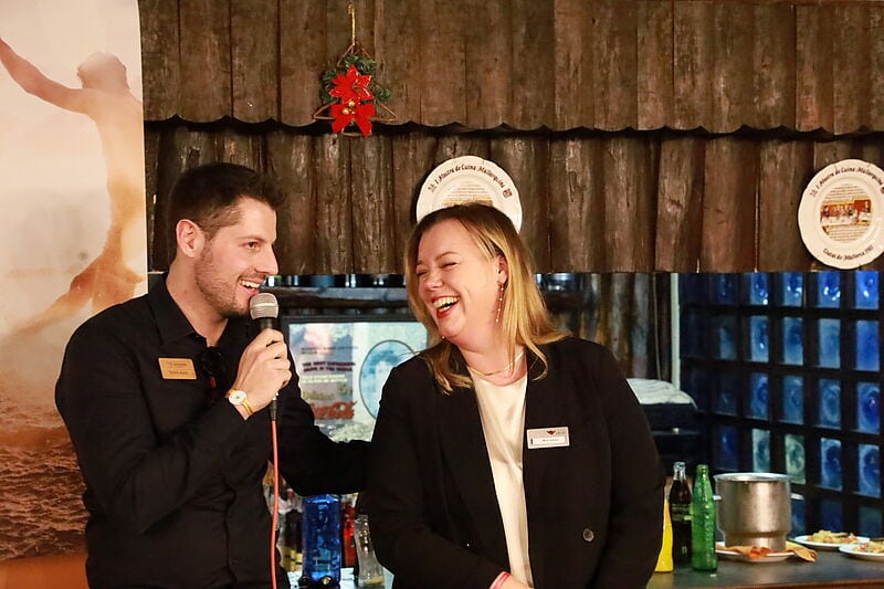 Robin Koch bedankt sich bei Mirja Albers von Aida Cruises, Sponsor des Spanischen Abends