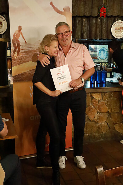 Ein Dank für 15-jährige Zugehörigkeit: Stefanie Scheidler im Arm von Geschäftsführer Achim Steinebach