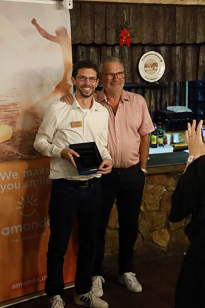 Auch bei Geschäftsführer Daniel Biermann bedankte sich Steinebach für 15 Jahre Zugehörigkeikeit zu Amondo