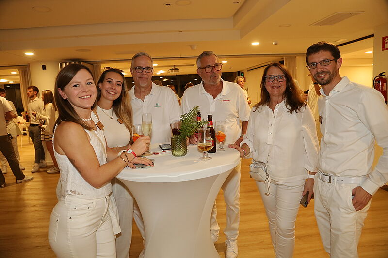 … sowie Ann-Kathrin Appelt, Nele Bernardy, Jörg Wolski von der Hanse Merkur, Achim Steinebach, Cirsten Blume und Daniel Biermann (von links)