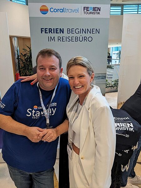 Auf der Reisemesse waren 78 Leistungsträger vertreten - unter anderem Ferien Touristik/Coral Travel mit Stefan Heimerl hier zusammen mit Sonja Sauer vom Reisebüro Friedel Tours in Bechhofen