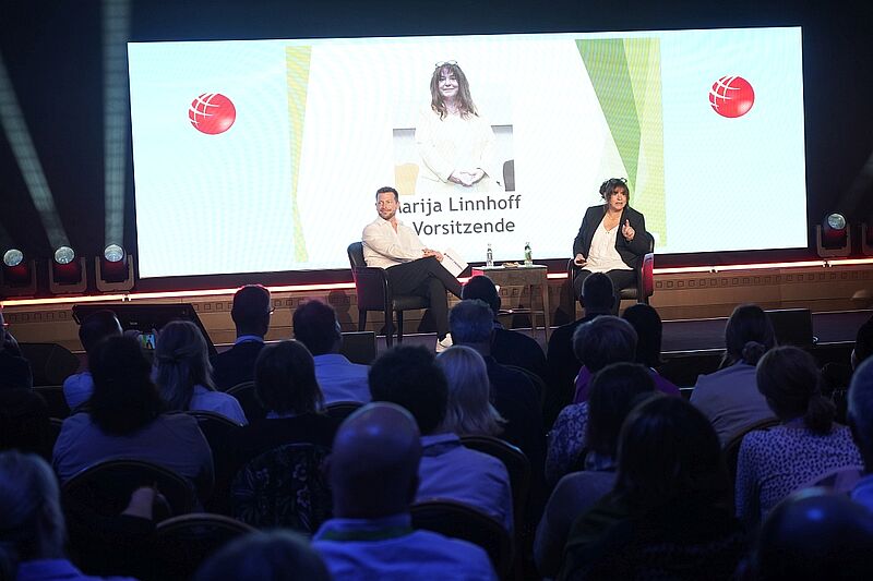 Im Plenum kamen viele Touristiker zu Wort: Unter anderem auch die VUSR-Chefin Marija Linnhoff hier im Gespräch mit Tobias Zirpel von Best-Reisen