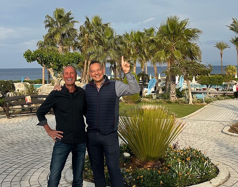 Stolz auf ein gelungenes Event: Gastgeber Vangelis Vassilou von Grecotel, hier mit Matthias Gürtler (touristik aktuell)