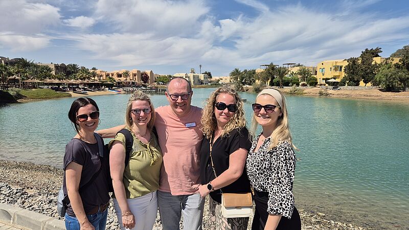 Reisebüro-Inhaber Lutz Hoffman aus Meißen mit seinem Team. Foto: sl
