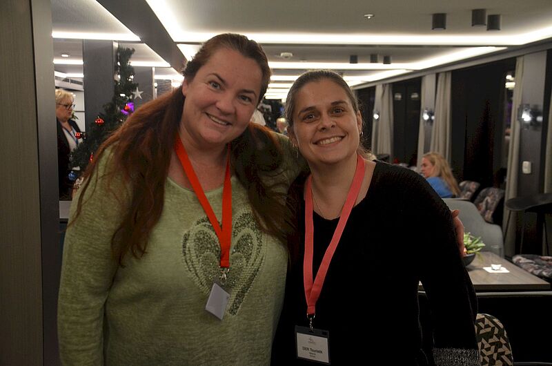 Melanie Schulz (Product Specialist bei DER Touristik, rechts) im Bild mit Maike Wolff (Reisewelt, Darmstadt)