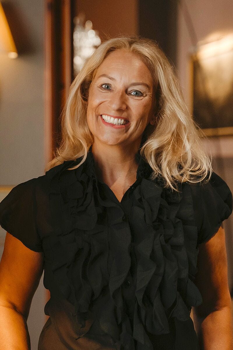 Katrin Frank ist ab 1. Oktober Head of External Sales bei Luxury Dreams und lächelt in die Kamera