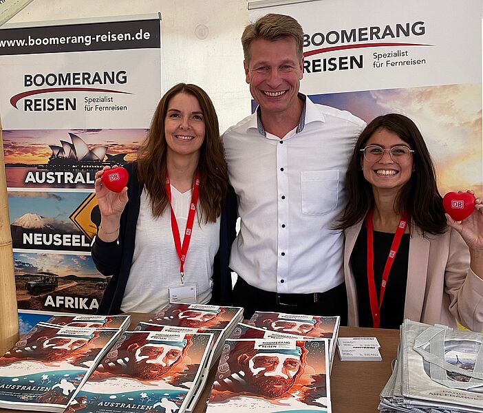 Boomerang-Chef Thomas Wiedau mit Kimberly Schreiner (rechts) und Tina Nees vom Vertrieb der Deutschen Bahn