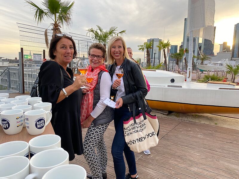 Von links: Marina Stolz (Reiseladen Machold in Wiesbaden) mit Angelika Schindler (TUI Reisebüro, Frankfurt) und Simone Kopp