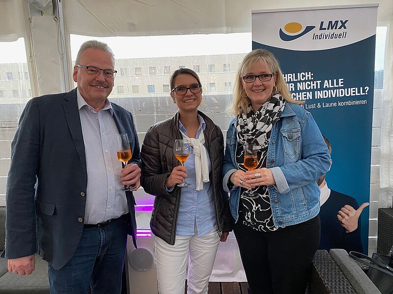 Von links: Klaus Kletti vom Reisebüro Kletti in Geisenheim mit Manuela Krupp (Reisezentrum Becker, Dreieich) und Stefanie Horn vom TUI Store am Schweizer Platz in Frankfurt am Main