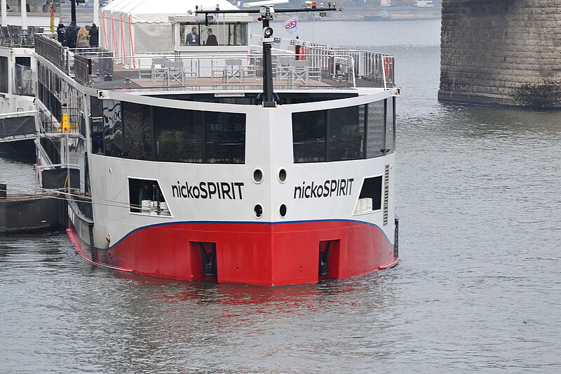 Die Nicko Spirit mit ihrem neuartigen Bug vor der Abfahrt in Köln