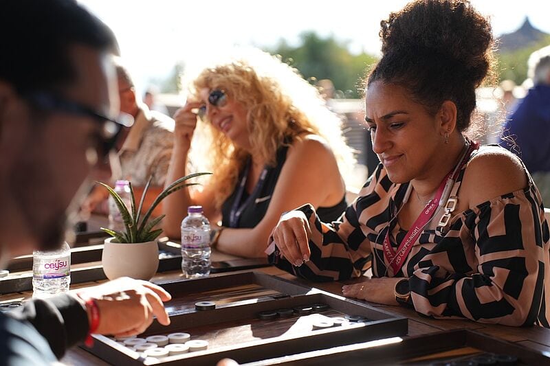 Auch Wettbewerbe im Backgammon gab es, hier Gülhan Karahalil (Holiday Stars, Hanau). Foto: Gürkan Akyazi/Anex Tour