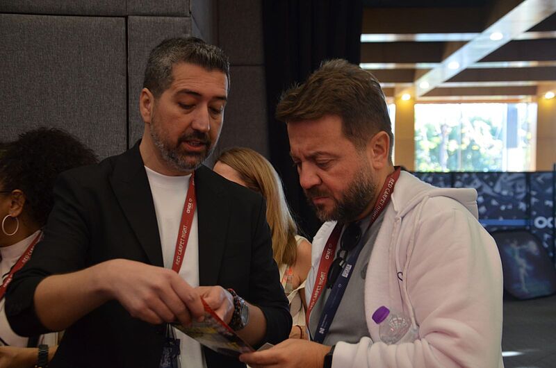 Bei der Reisemesse informiert Ilhan Yalcin (links), Vertriebsdirektor für die Anex-eigenen Selectum-Hotels, über die Anlagen.