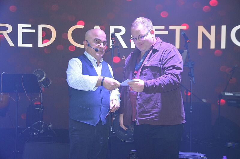 Anex-Vertriebsdirektor Hakan Gürova ehrt den besten Dart-Spieler des Anex-Events, Marcel Pjetrog (Airport 1 Flugreisen, Düsseldorf)