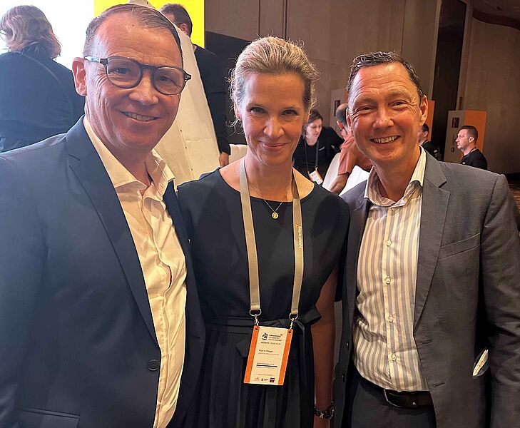 Schmetterling-Manager Richy Reindl mit Katrin Rieger von der Hanse Merkur Versicherung und Uwe Mohr von Aida Cruises