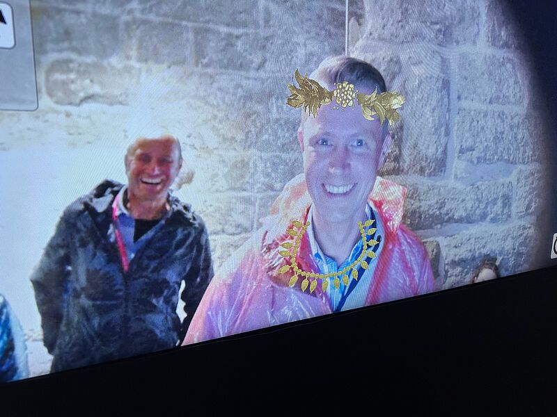 Robinson-Manager Tobias Jentzsch als byzantinische Prinzessin auf der Burg von Bodrum, links im Bild Matthias Gürtler (touristik aktuell)