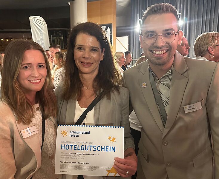 Gewann einen Schauinsland-Gutschein für einen einwöchigen Hotelaufenthalt auf den Malediven: Eveline Finger von Cosmic Reisen, hier mit Jessica Sverepa und Niklas Kubitz (beide SLR)