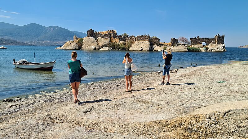 Im Bafasee stehen die Ruinen uralter Burgen. Ein perfektes Insta-Motiv!