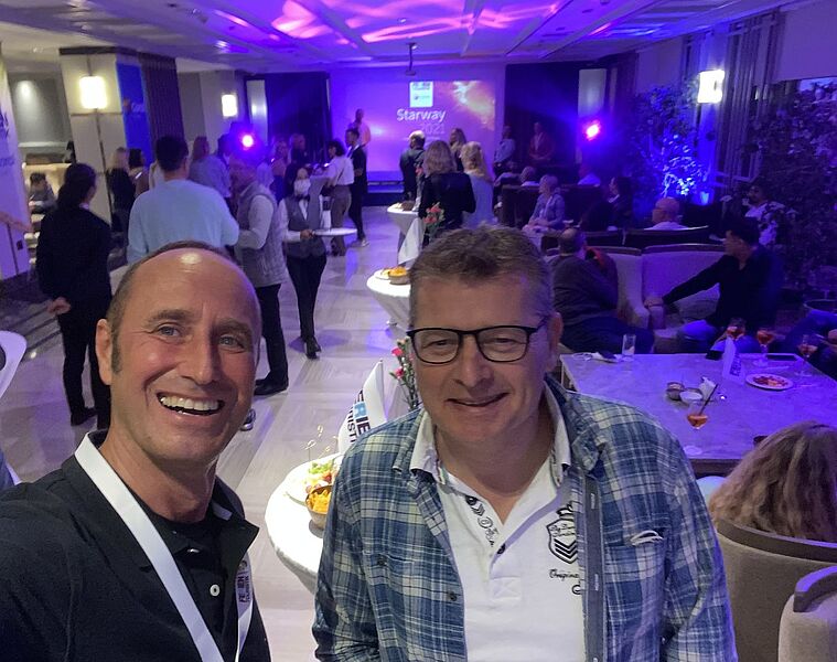 Wolfgang Neumann vom Reisebüro Neumann in Ostbevern (rechts) mit Matthias Gürtler von touristik aktuell