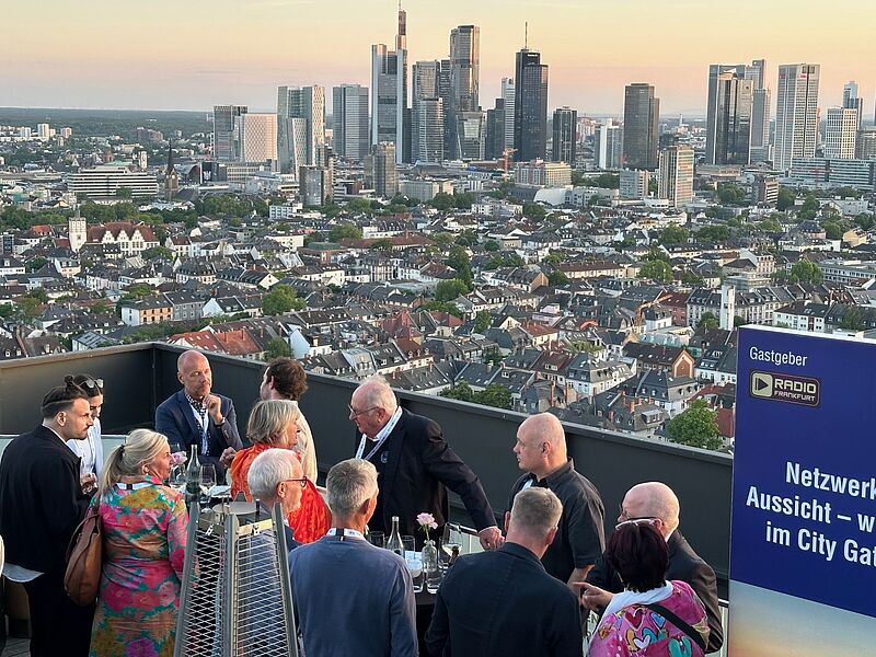 Netzwerken mit grandiosem Blick auf die Skyline von Frankfurt am Main