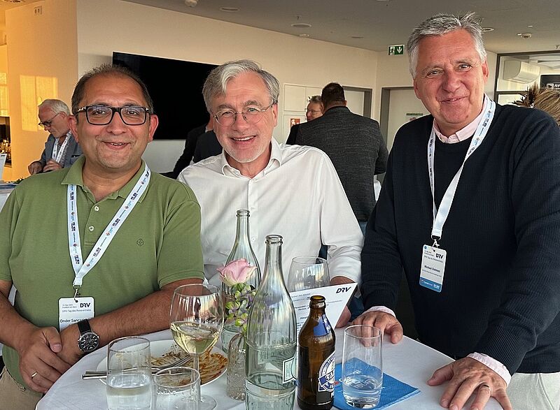 DRV-Hauptgeschäftsführer Achim Wehrmann (Mitte) mit Önder Sancarbarlaz vom Reisebüro Sancarbarlaz in Osnabrück und Michael Dohmen, Chef der Reisebüro-Allianz DTPS